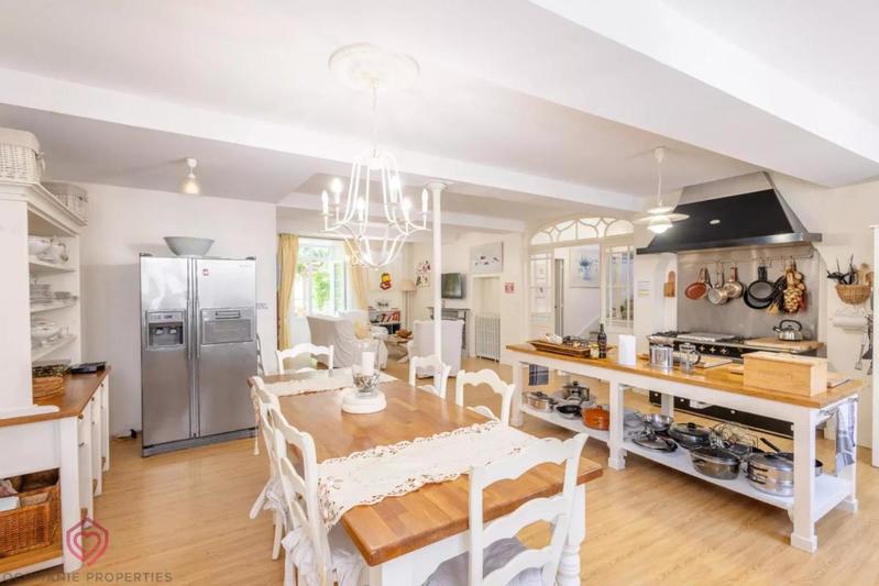 Maison de maîtres - 276 m² - 9 pièces