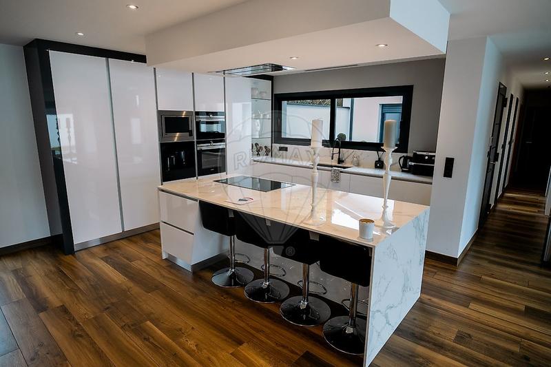 Maison - 197 m² - 7 pièces