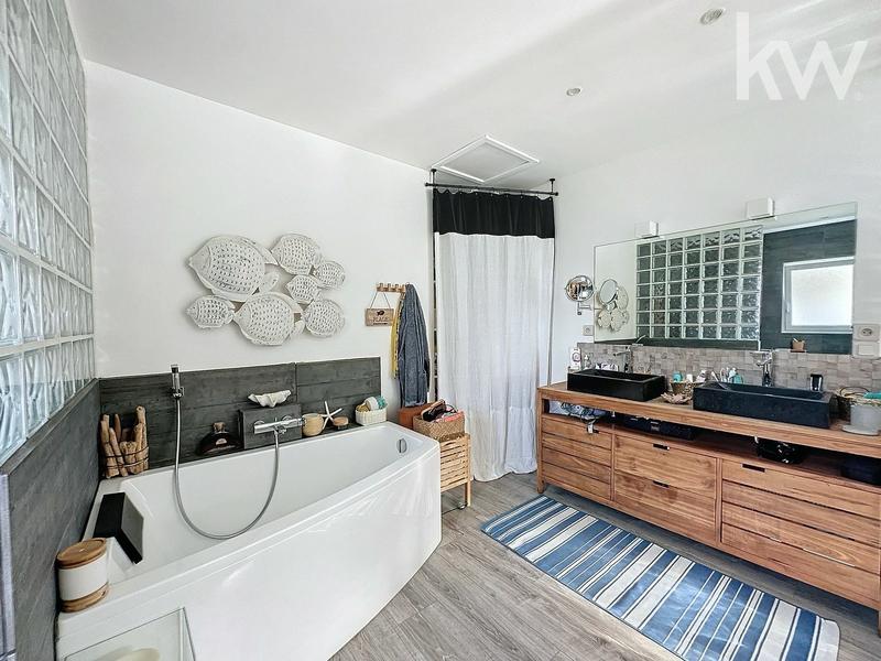 Maison - 220 m² - 6 pièces