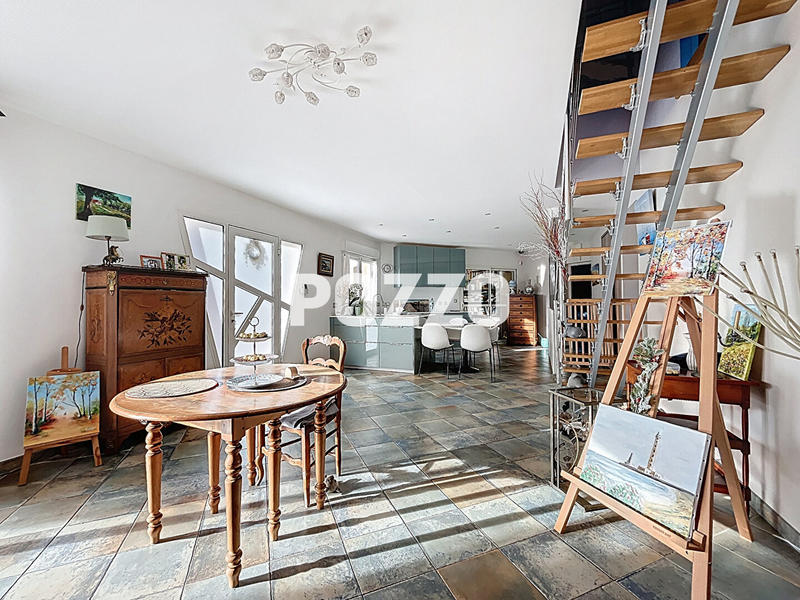 Maison - 237 m² - 9 pièces