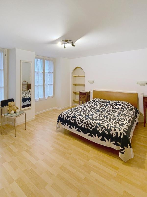 Maison - 250 m² - 8 pièces