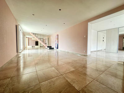 Maison - 240 m² - 7 pièces