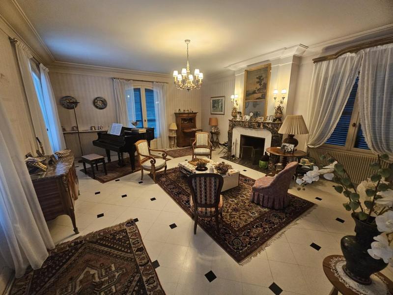 Propriété - 270 m² - 10 pièces