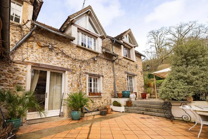 Maison - 212 m² - 9 pièces