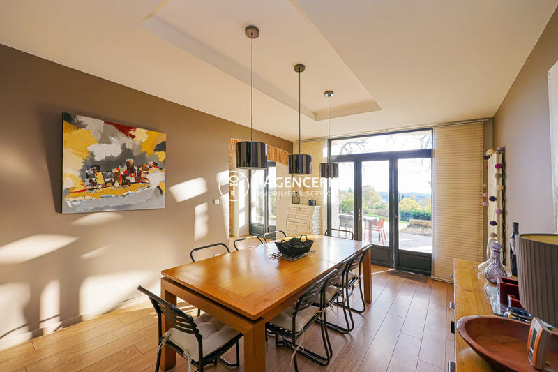 Maison - 280 m² - 8 pièces