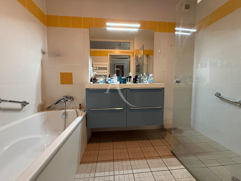 Maison - 265 m² - 10 pièces