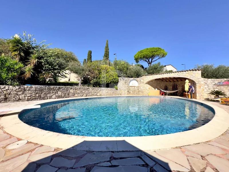 Propriété - 192 m² - 8 pièces