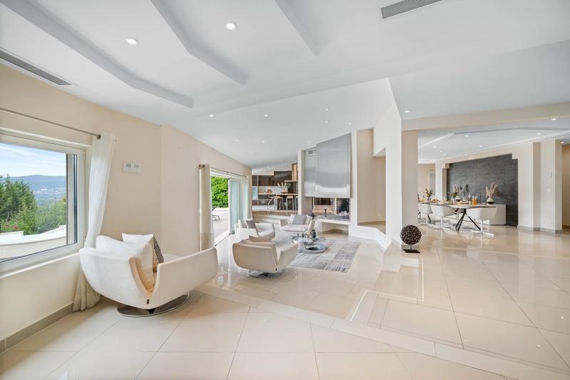 Maison - 588 m² - 8 pièces