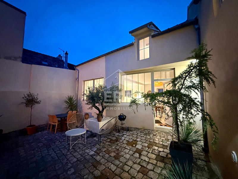 Maison - 235 m² - 7 pièces