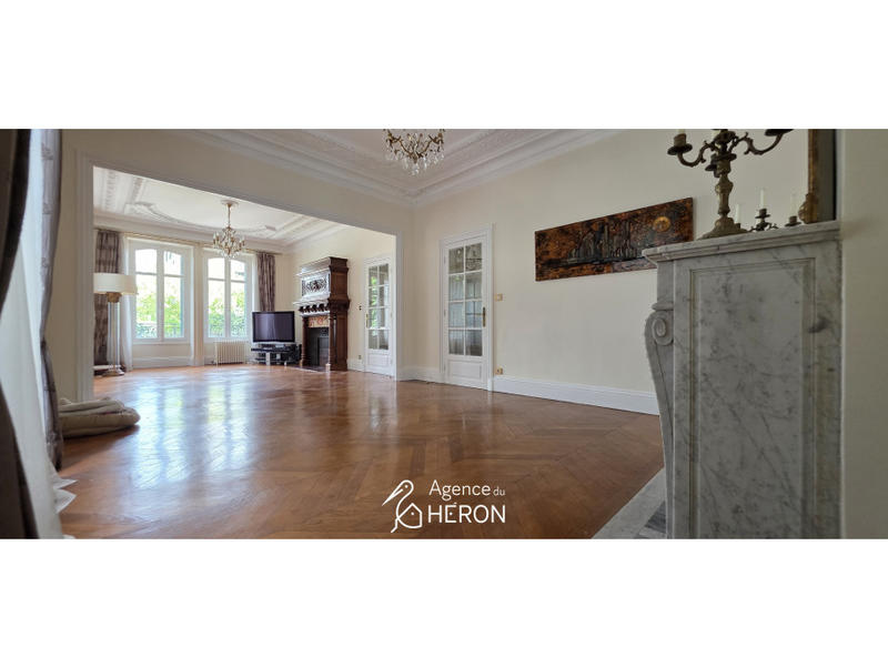 Maison - 240 m² - 9 pièces