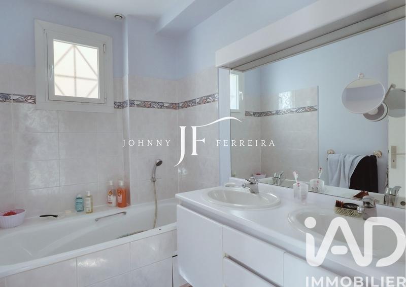 Maison - 196 m² - 9 pièces