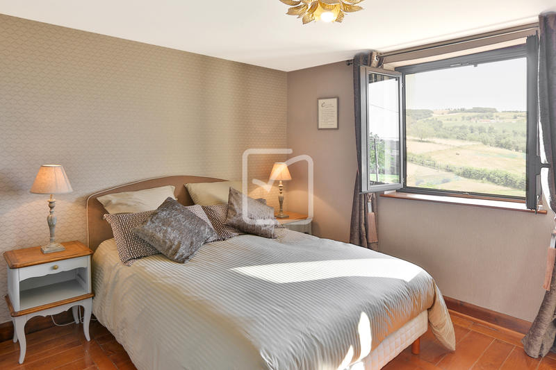 Maison - 900 m² - 33 pièces