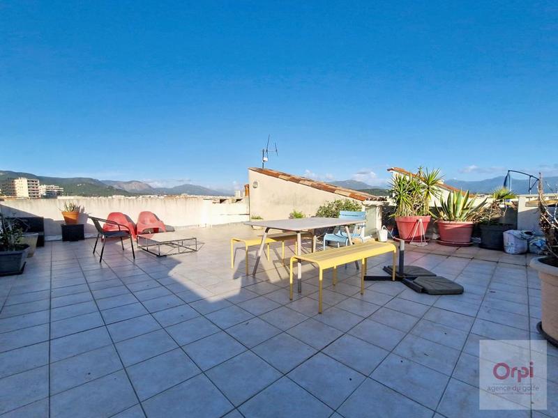 Appartement - 90 m² - 3 pièces