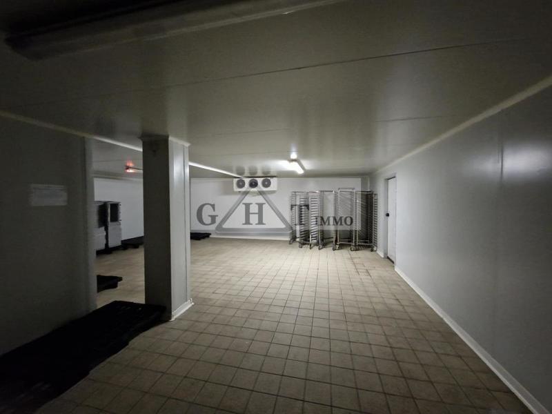 Entrepôt - 1 700 m²
