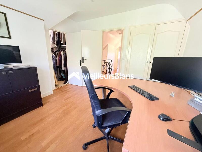 Maison - 225 m² - 10 pièces