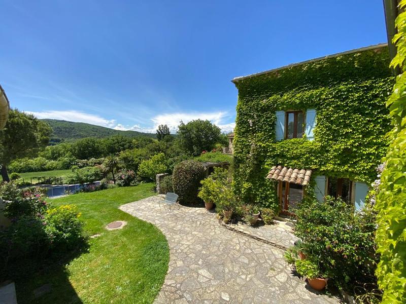 Maison - 330 m² - 11 pièces