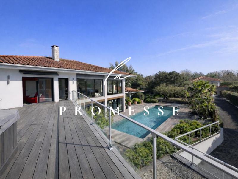 Villa - 323 m² - 8 pièces