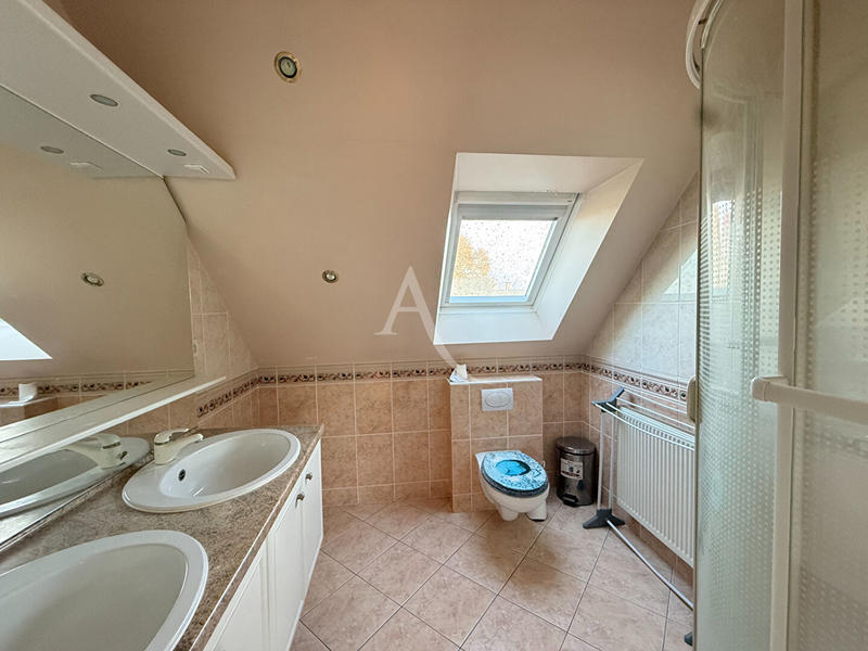 Maison - 232 m² - 8 pièces