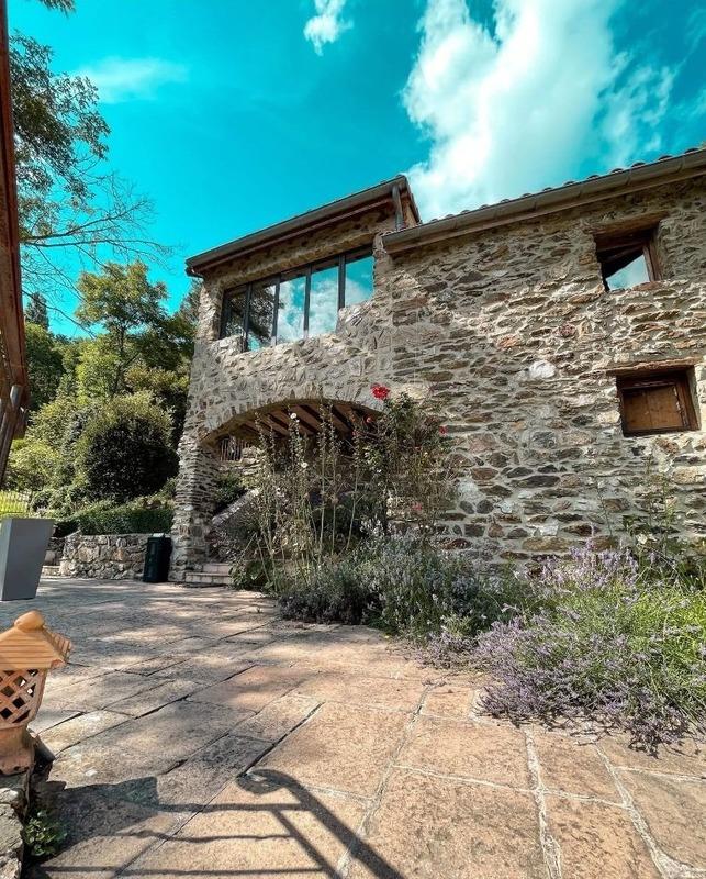 Propriété - 900 m² - 20 pièces