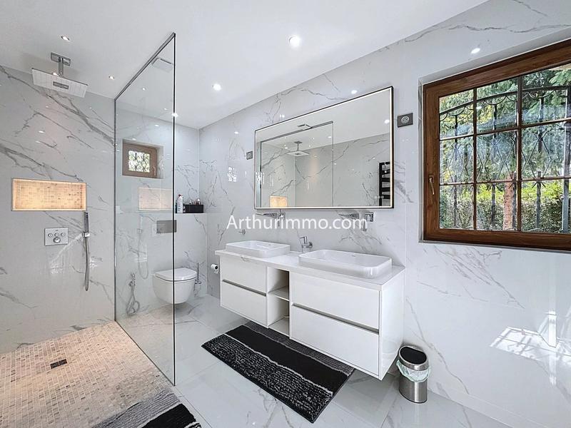 Maison - 232 m² - 9 pièces