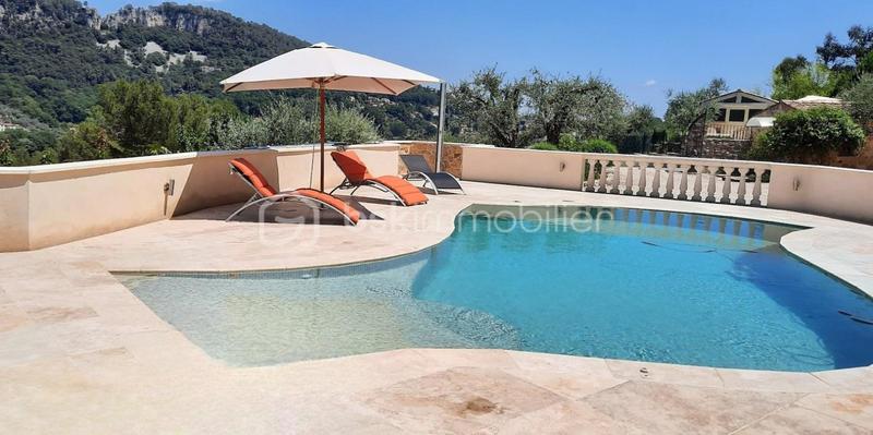 Propriété - 240 m² - 6 pièces