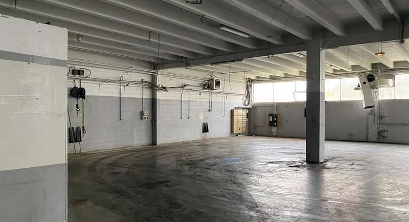 Local commercial - 2 100 m² - 2 pièces