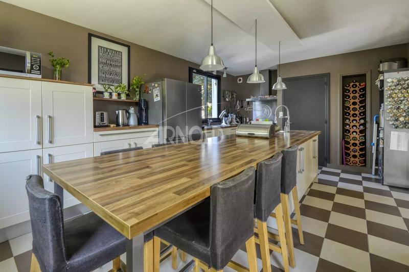 Maison - 327 m² - 15 pièces