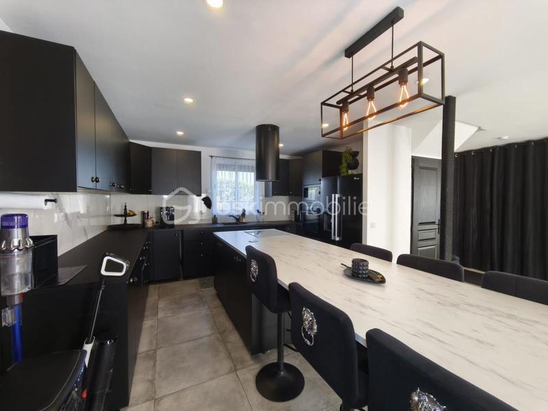 Maison traditionnelle - 251 m² - 7 pièces