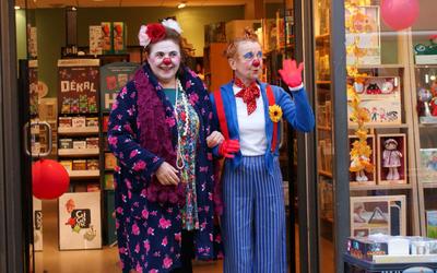 Déambulation des Damoiselles Clownes