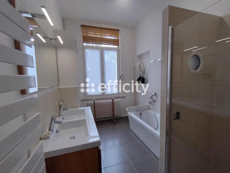 Maison - 270 m² - 11 pièces