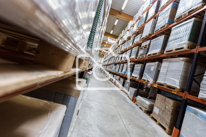 Entrepôt - 1 050 m²