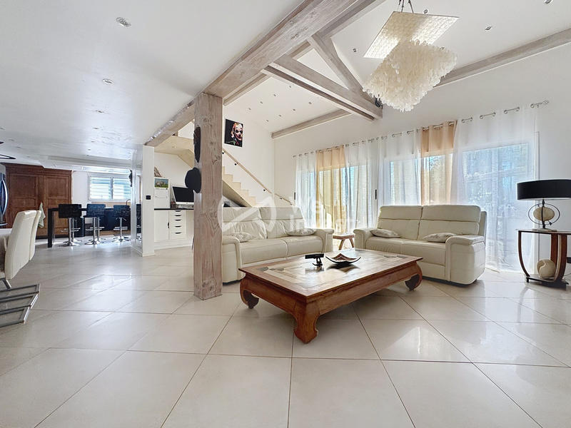 Villa - 258 m² - 10 pièces