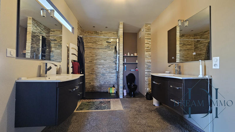 Maison - 235 m² - 6 pièces