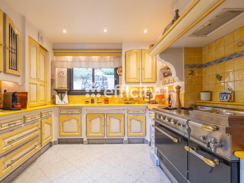 Pavillon - 327 m² - 6 pièces