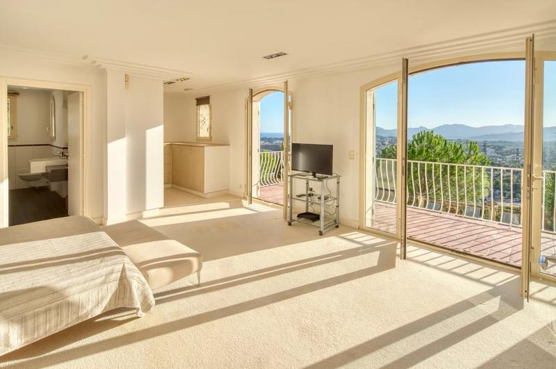 Villa - 313 m² - 9 pièces