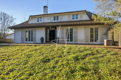 Maison - 277 m² - 9 pièces