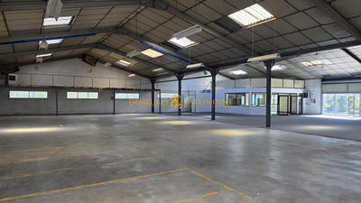 Local commercial - 1 272 m²