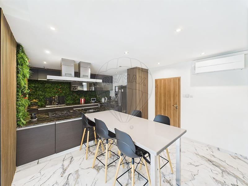 Maison - 255 m² - 6 pièces