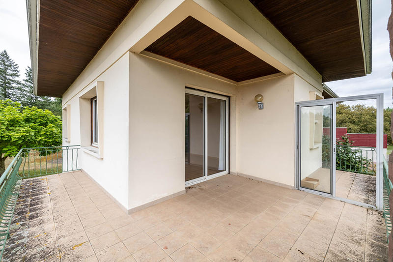 Maison - 202 m² - 9 pièces