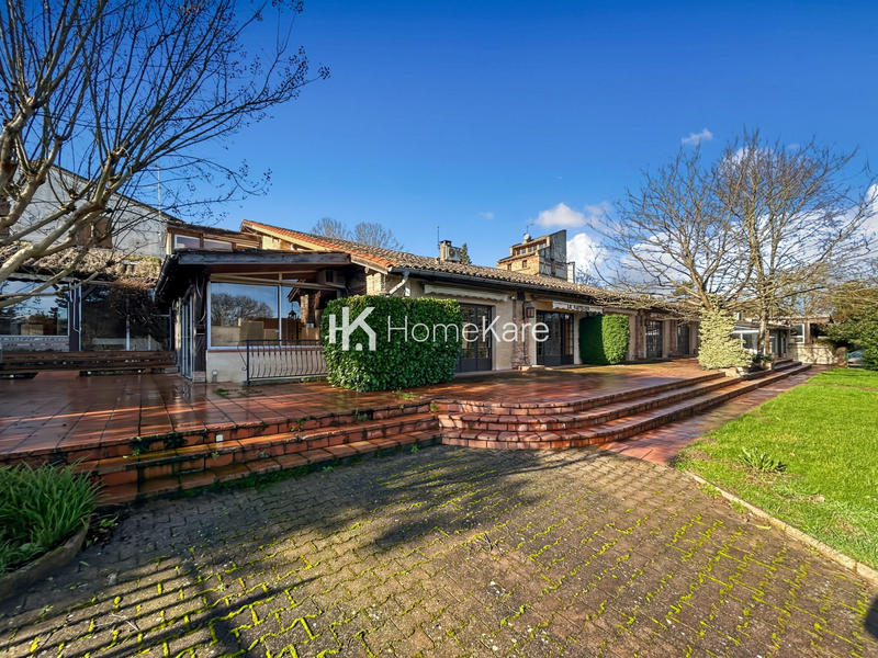 Maison - 1 460 m² - 40 pièces