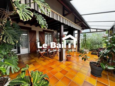 Maison - 280 m² - 9 pièces