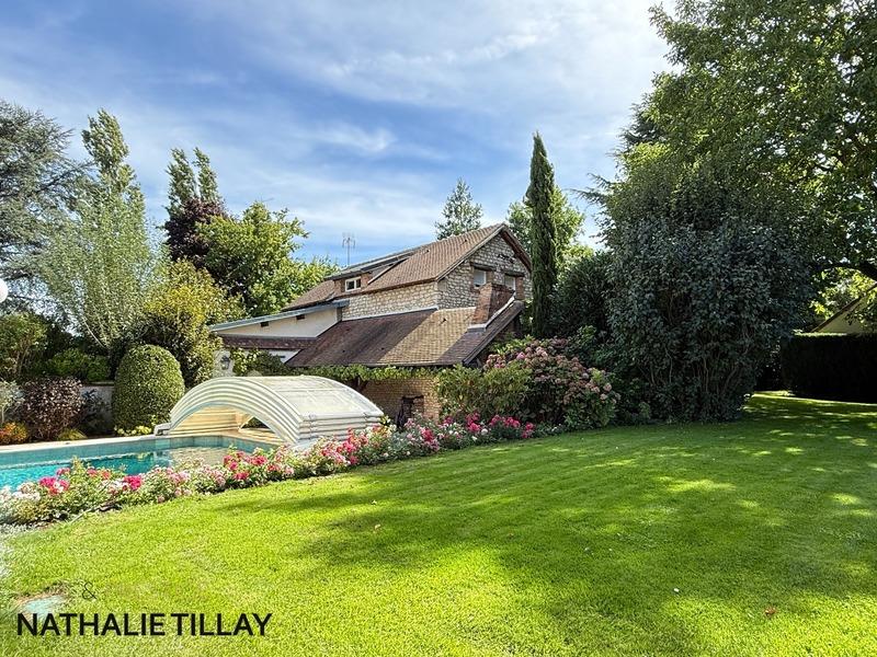 Propriété - 250 m² - 8 pièces