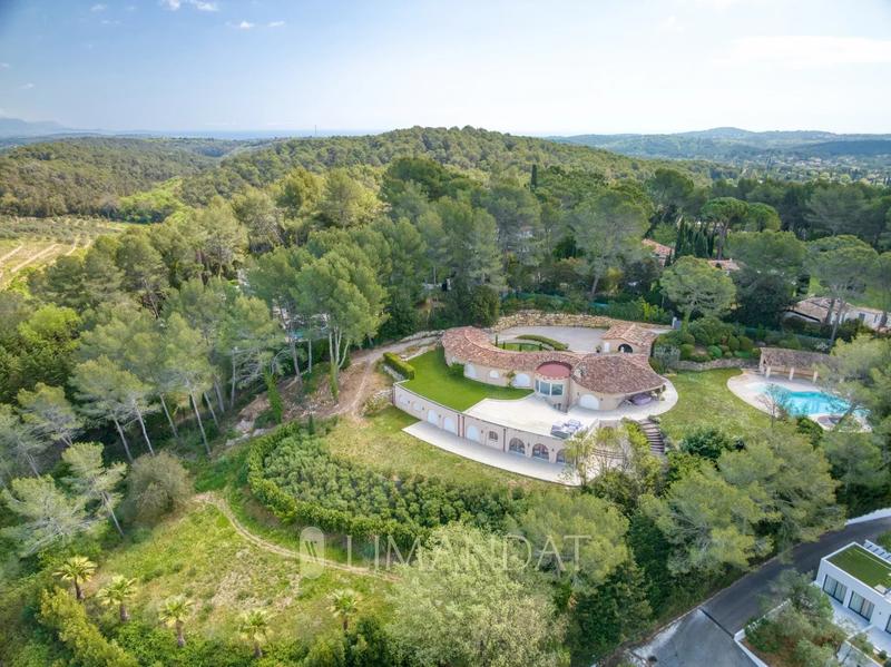 Villa - 646 m² - 10 pièces