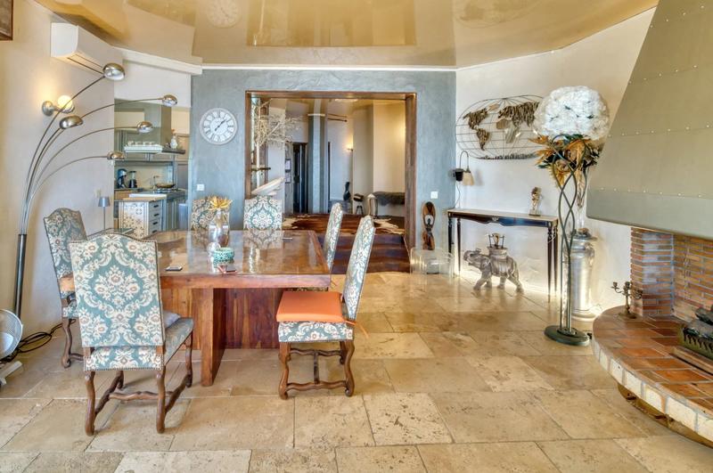 Villa - 347 m² - 9 pièces