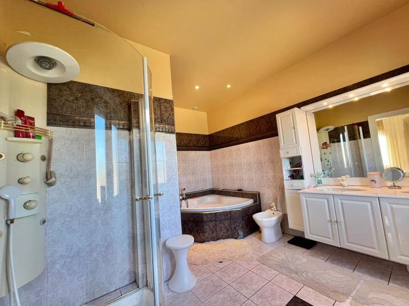 Maison - 330 m² - 6 pièces