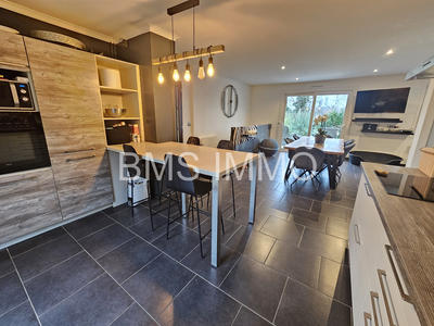 Maison - 205 m² - 6 pièces