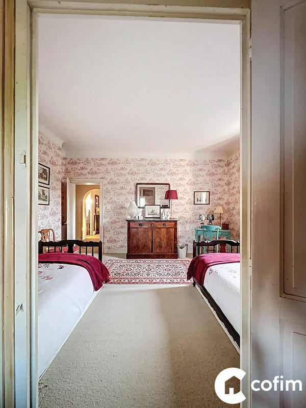 Maison - 440 m² - 12 pièces