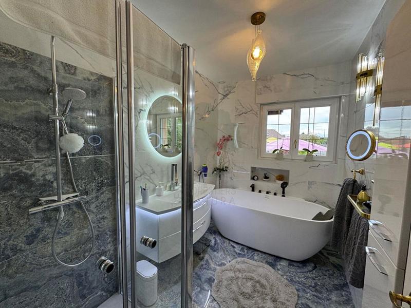 Maison - 195 m² - 7 pièces