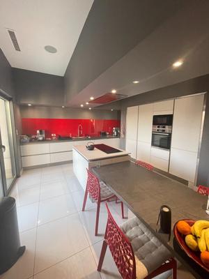 Maison - 250 m² - 6 pièces