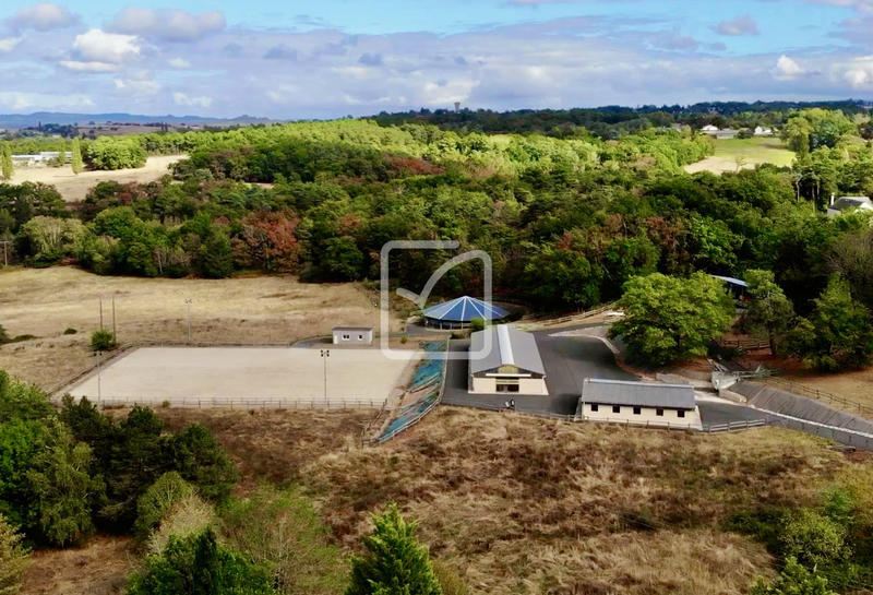 Maison - 250 m² - 15 pièces